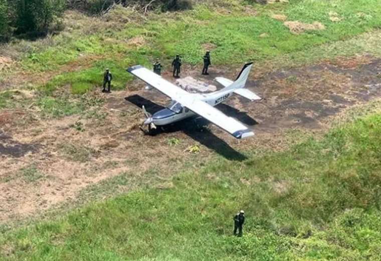 Autoridades de Guatemala incautan 950 kilos de cocaína en avioneta