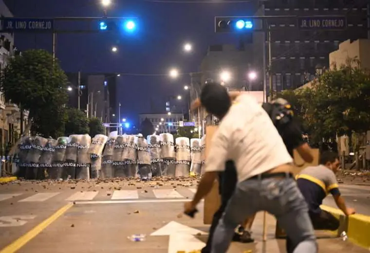 ‘No nos van a amedrentar, no nos van a intimidar’, advierten manifestantes contra Boluarte en Lima