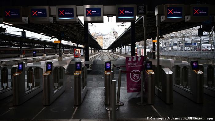 Huelguistas bloquean refinerías y trenes en Francia en protesta contra reforma de pensiones de Macron