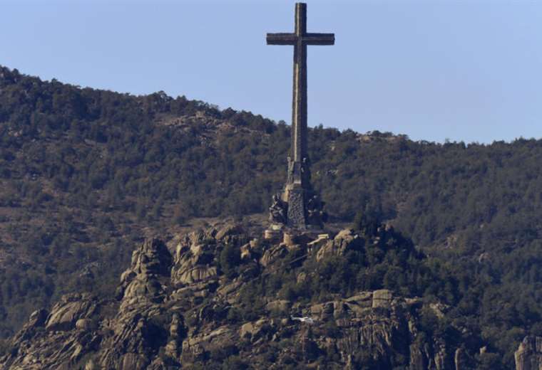 España retira los restos de José Antonio Primo de Rivera del Valle de los Caídos