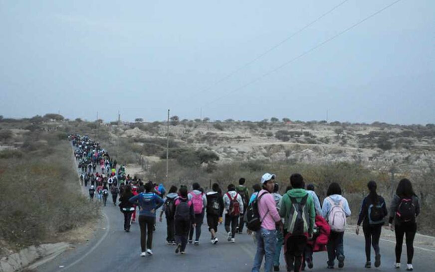 EMAT Instala 20 Contenedores en el Camino a Chaguaya para Fomentar la Limpieza Durante la Peregrinación