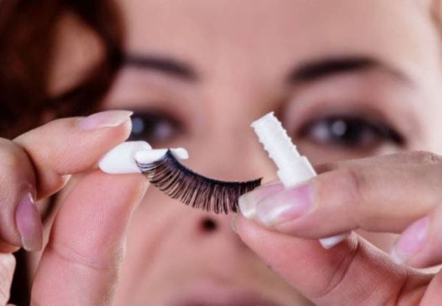 Protegiendo los ojos de las consecuencias de las prácticas cosméticas para los ojos