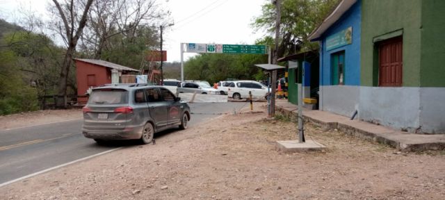 Transportistas bloquean carreteras en Villa Montes