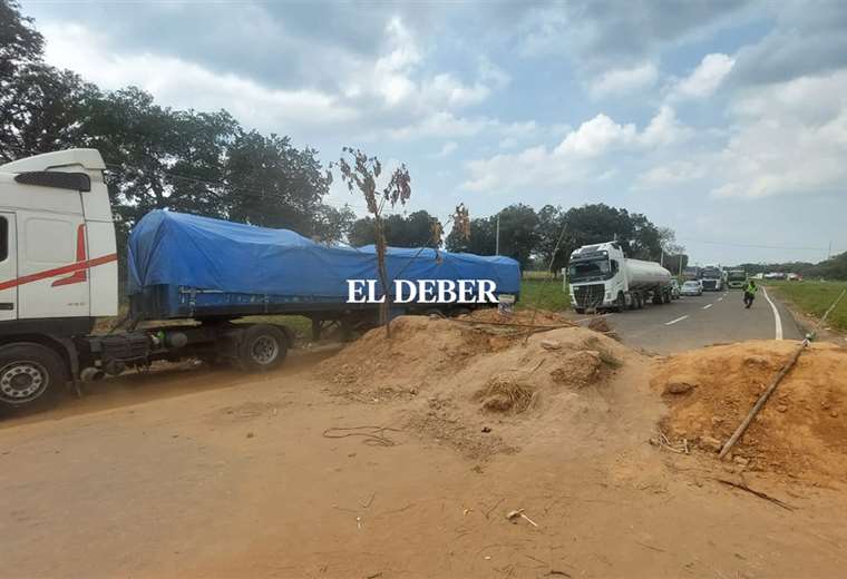 Comunarios mantienen bloqueos carreteros en Santa Cruz