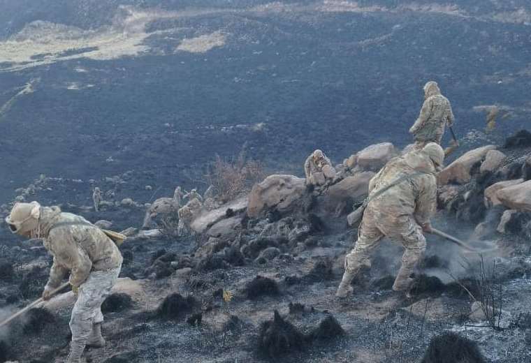 Contención de incendios forestales activos en Bolivia