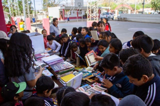 Comunidad La Pintada recibe donación de libros