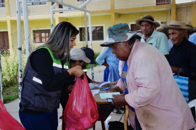 Avance de distribución de tercera canasta alimenticia para adultos mayores en Cercado