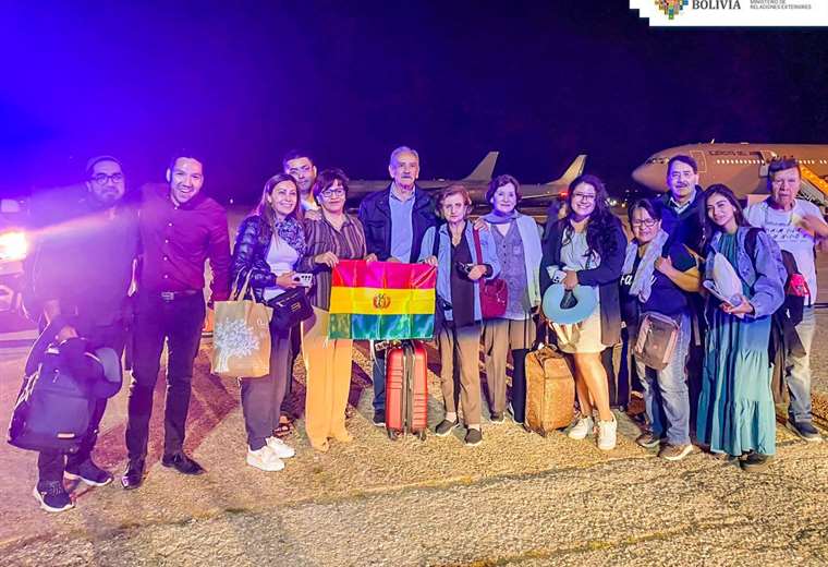 Grupo de 14 turistas bolivianos logra salir de la zona de conflicto