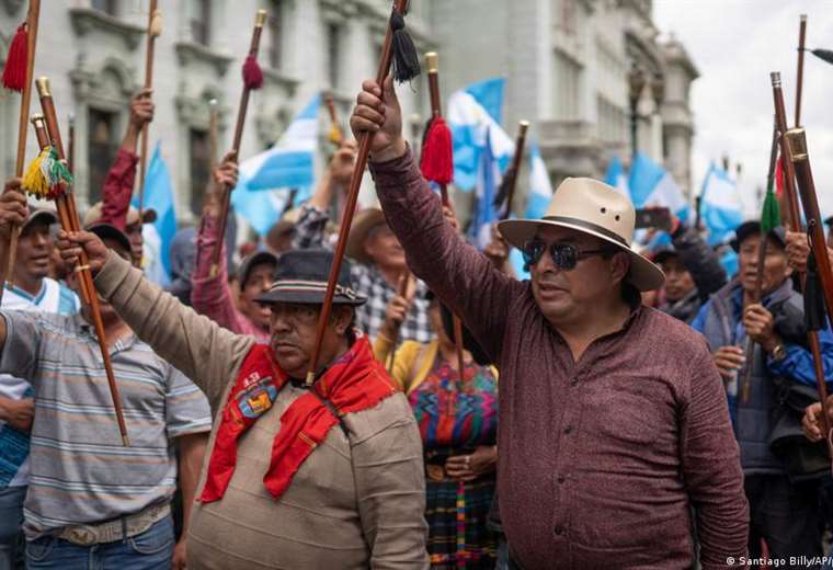 Guatemala sigue intranquila: se mantienen protestas y bloqueos ante intenciones por “golpe de Estado”