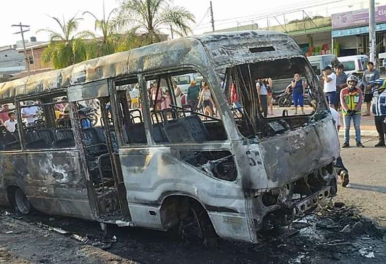 El mecánico salió a tiempo de debajo del micro explotado