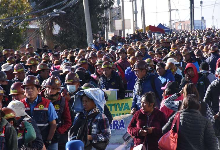 Mineros protestan exigiendo soluciones a sus peticiones