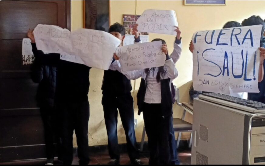 Protesta estudiantil por intento de cambio de nombre en colegio de Tarija