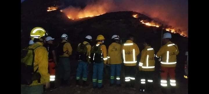Bomberos de la Policía Boliviana enfrentan incendios forestales en Angostura y San Lorenzo