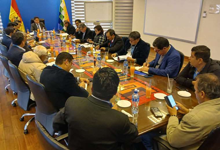 “Ministro de Economía y universidades se reúnen para abordar tema de recursos”
