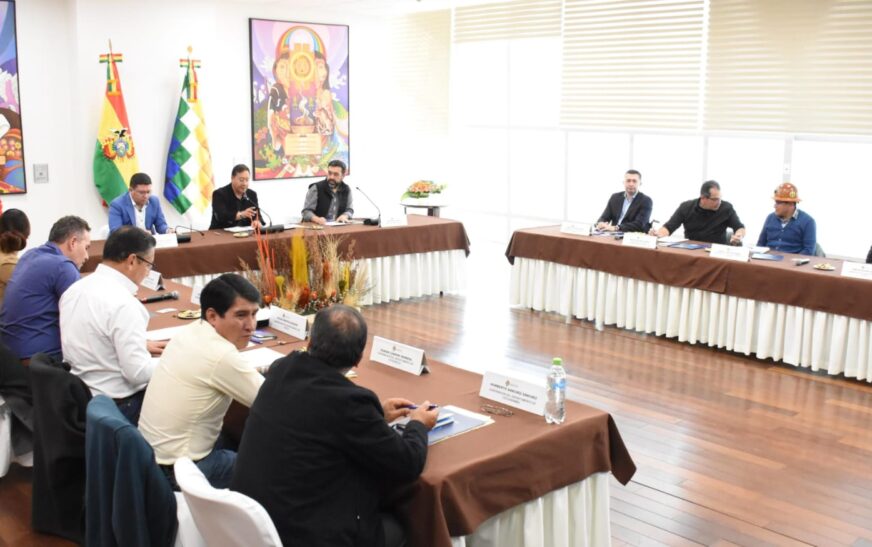 Governadores de Bolivia se Reúnen Urgentemente en Santa Cruz ante Crisis Presupuestaria para 2025