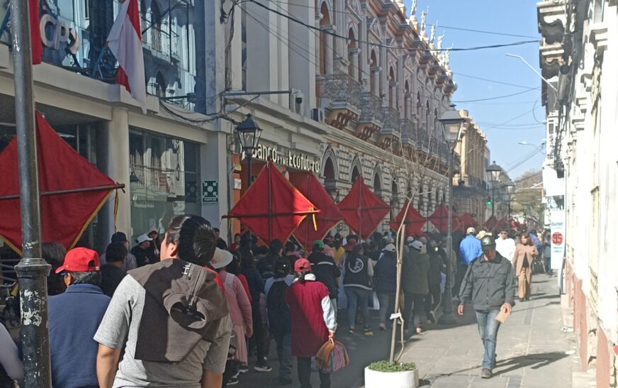 Marcha en Tarija exige soluciones urgentes a la escasez de combustible y dólares