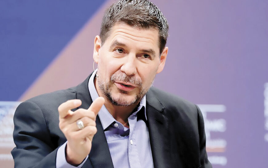 Expertos Cuestionan Legitimidad de Encuesta de Marcelo Claure: ¿Intereses Empresariales sobre el Bienestar Público?