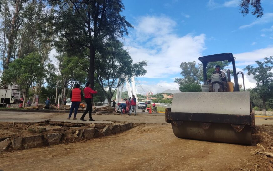 Alcaldía de Tarija Mejora Accesos al Puente 4 de Julio con Nuevas Jardineras y Semáforos