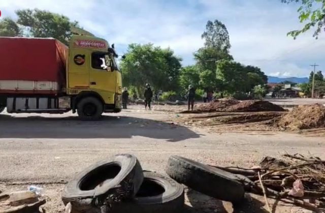 Policía Boliviana Desbloquea Ruta 9 Tras Seis Días de Conflicto: Demandas de Regalías Generan Tensión en Yacuiba