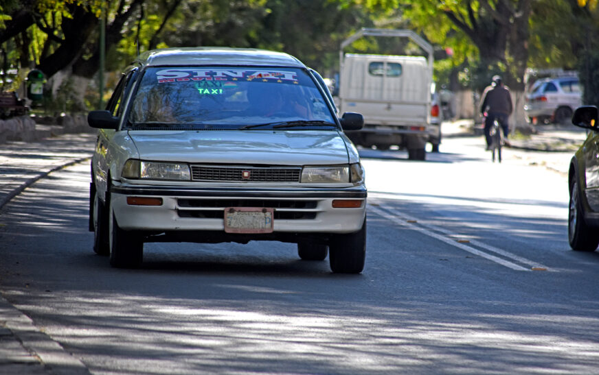 Descontento en Tarija: Aumento de tarifas de radio taxis desata debate sobre regulación y costo de vida