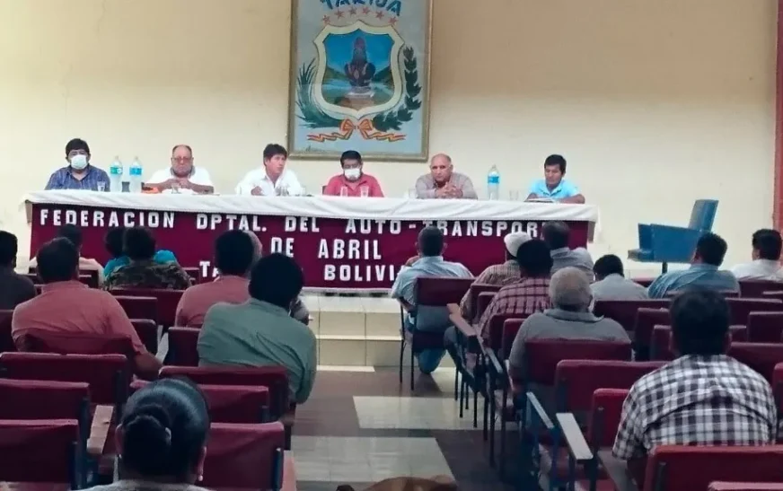 Transportistas en Bolivia dan ultimátum al Gobierno por escasez de combustible: Paro indefinido en camino