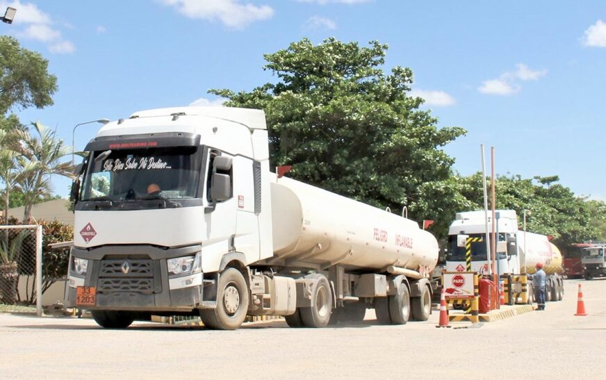 Detención de Descarga de Gasolina en Refinería de Palmasola: Problemas de Pago Afectan el Suministro en Bolivia