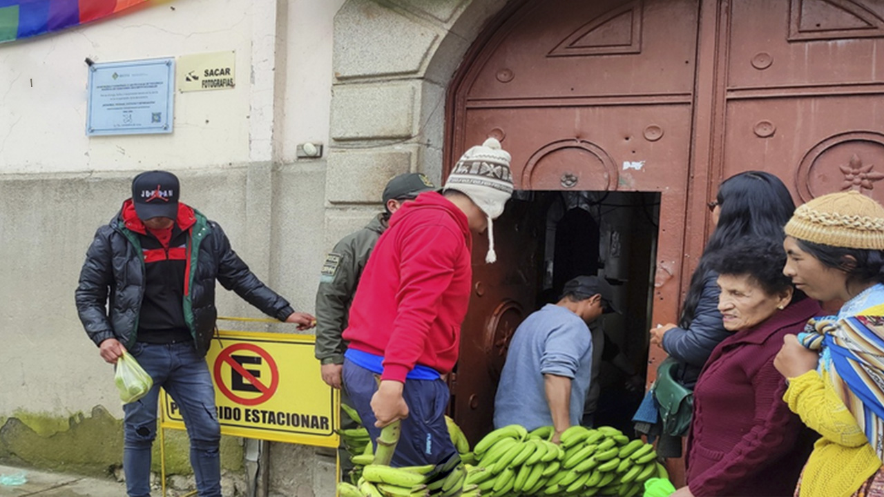 Juventudes del Trópico Cochabambino Recaudan Frutas para Reclusos en Solidaridad Tras Bloqueos en Parotani