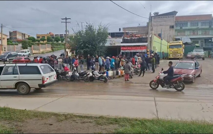 Tarija Sufre Crisis de Combustible: Largas Colas y Desesperación en Estaciones de Servicio