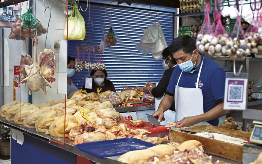 Fejuve Declara Emergencia por Aumento de Precios de Alimentos: Preocupación por el Costo del Pollo en Bolivia