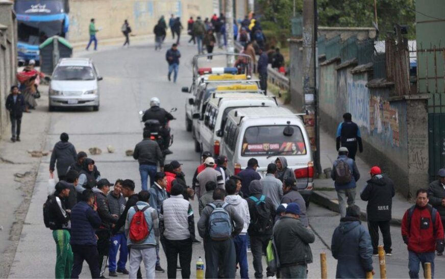 Suspenden paro de transporte público en La Paz, permitiendo el normal desarrollo del partido entre Bolivia y Uruguay