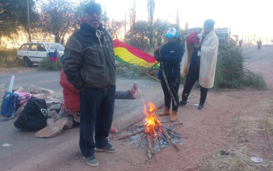 Bloqueo en Ruta 21 Villazón-Tupiza: Exigen cierre de locales en Yurcuma