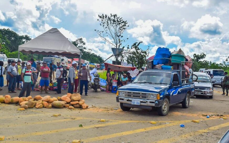 Bloqueo indefinido en Yapacaní Transportistas exigen mejoras viales y combustible