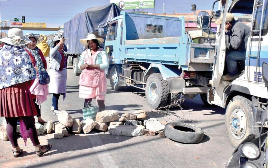 Bloqueos en Bolivia: Protestas por economía y renuncia de Arce