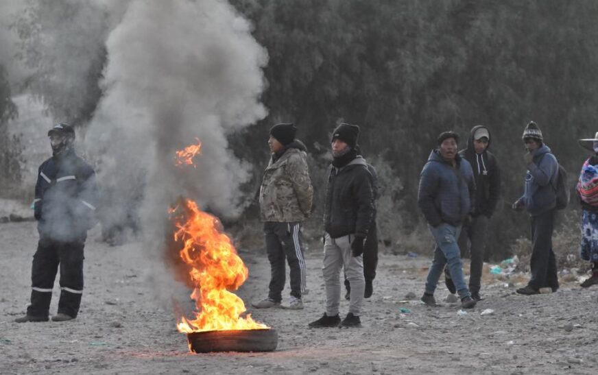 Cochabamba: 5 policías heridos en ataque durante operativo contra bloqueos