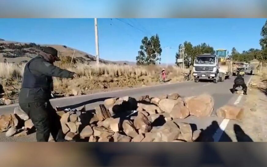 Policía y militares inician desbloqueo de rutas en Cochabamba