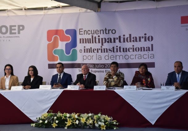 Bolivia negocia $500 millones tras acuerdo en Santa Cruz; piden cuentas sobre deuda previa