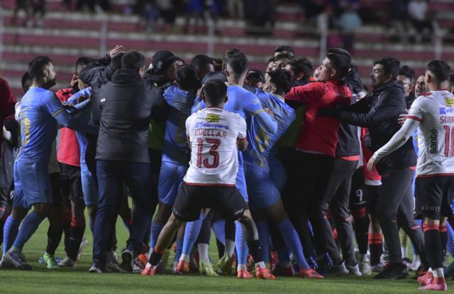 Empate 2-2 entre Bolívar y Always Ready con Múltiples Expulsiones