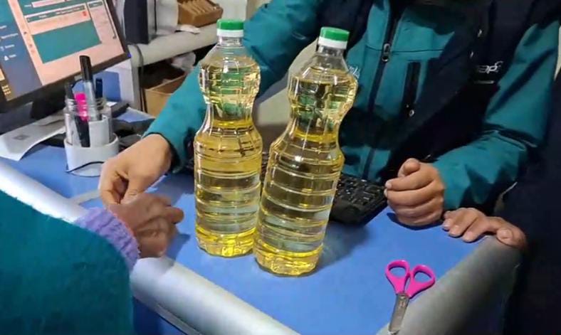 Emapa inutiliza etiquetas de aceite en Tarija contra reventa