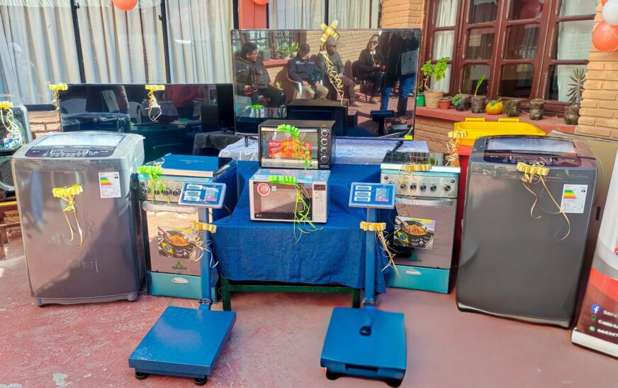 Primera Dama entrega electrodomésticos para mejorar hogares de acogida infantil