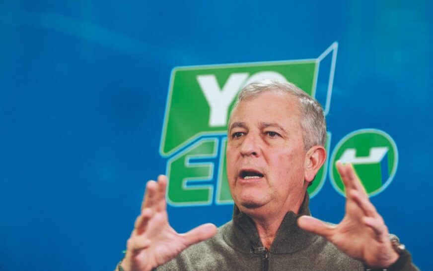 Reestructuración Económica y Desafíos Institucionales: Un Análisis Integral