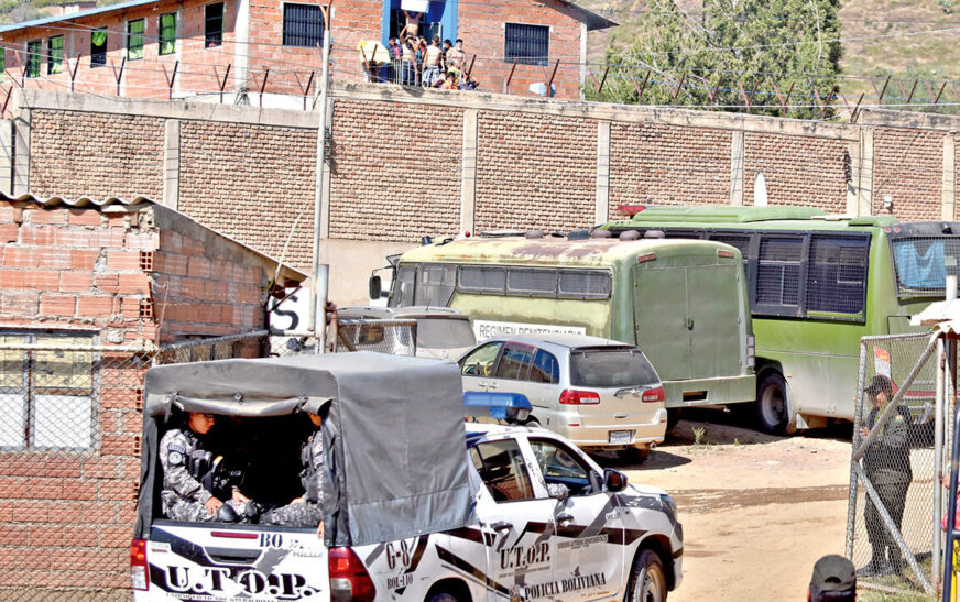 Quince policías suspendidos por fugas de reos en el país