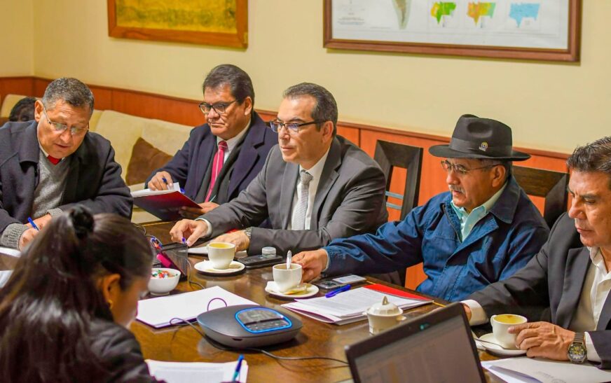 Gobernadores de Bolivia exigen fin de deducciones al IDH y pacto fiscal en cumbre por crisis económica