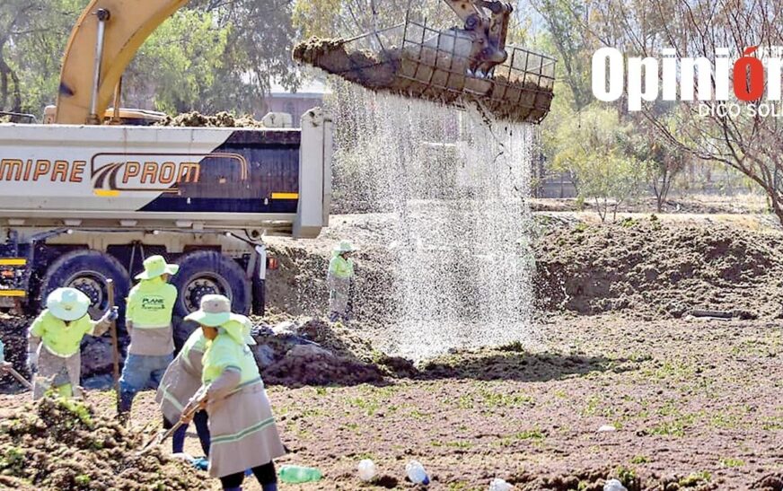 Cochabamba inicia operación masiva con maquinaria pesada para controlar vegetación acuática