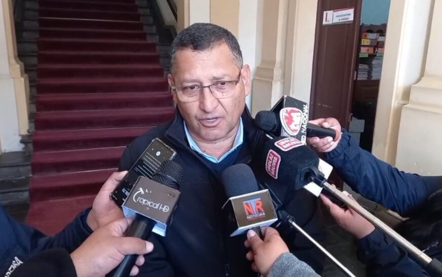 Entregan canastas alimentarias a adultos mayores en Tarija con retrasos y descontento por falta de productos y transparencia