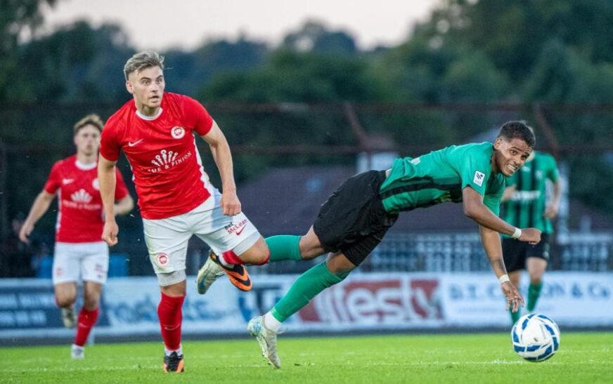 Enzo Monteiro y FK Auda buscan avanzar en la Conference League ante Larne