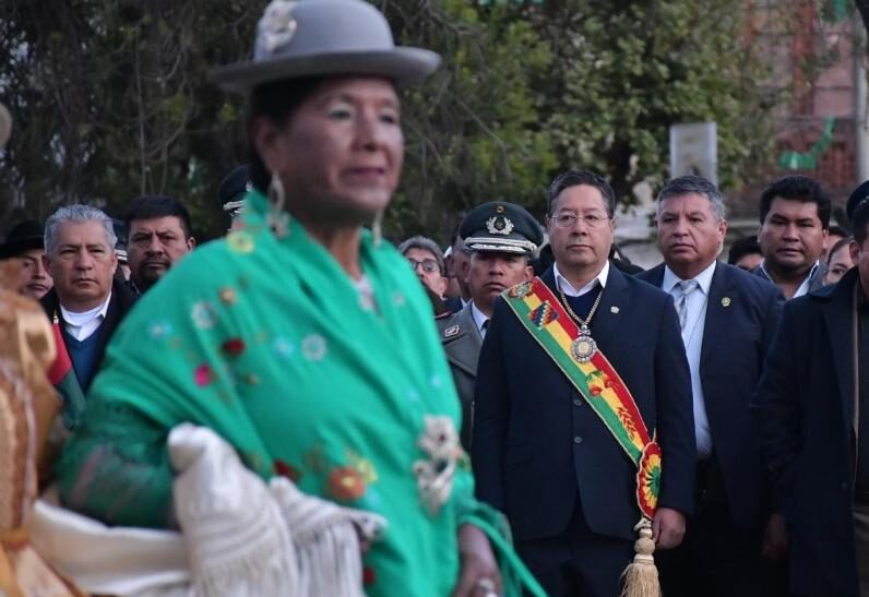 La Paz conmemora 216 años de la gesta libertaria con ofrendas florales y actos cívicos
