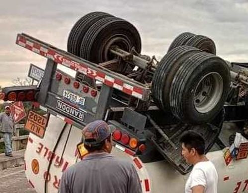 Vuelco de camión cisterna en ruta La Paz-Unduavi deja cuantiosa pérdida de diésel y conductor herido de gravedad