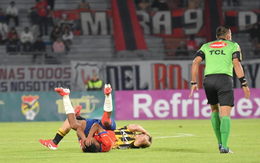 Fuerte choque en partido de fútbol deja a jugador de Wilstermann con fractura craneal