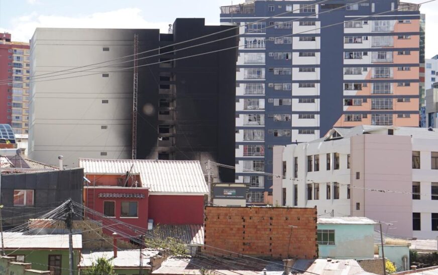 Incendio en Sopocachi: Taller y tienda de electrónicos consumidos, edificio evacuado y denuncia por falta de agua y seguridad