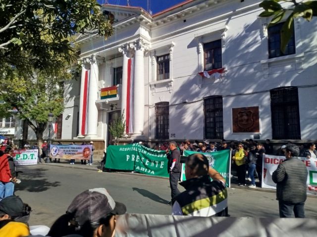 Trabajadores de salud anuncian paro de 72 horas por bono vacunación descontento salarial